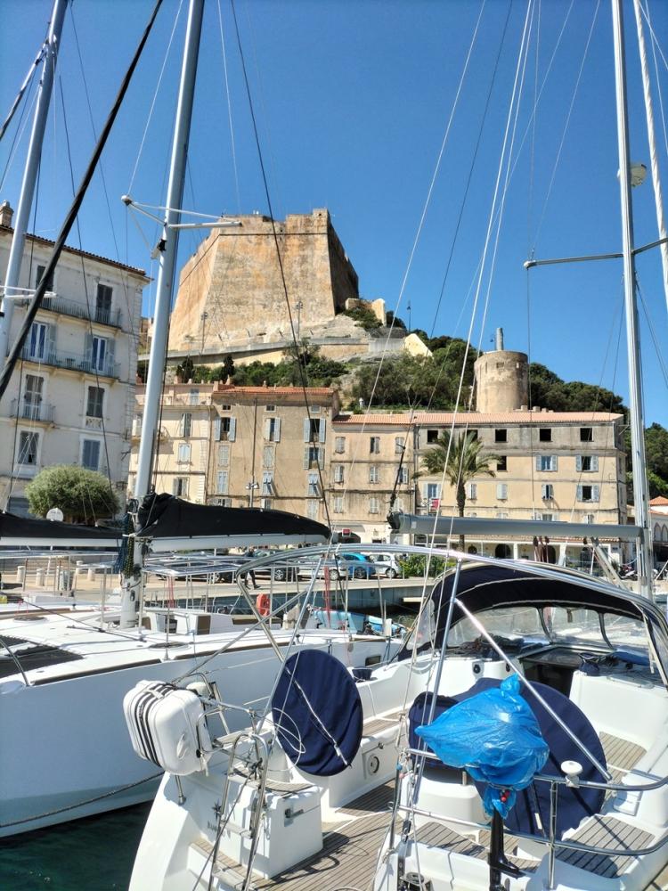 Vista del puerto y la ciudadela de Calvi durante un traslado privado VTC desde Bastia Poretta