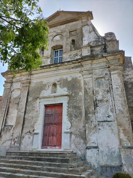Vista de la iglesia del Monte Mayor durante una excursión privada VTC desde Calvi