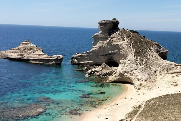 Vista de la playa de Saint Antoine en Bonifacio durante una excursión privada VTC a Figari