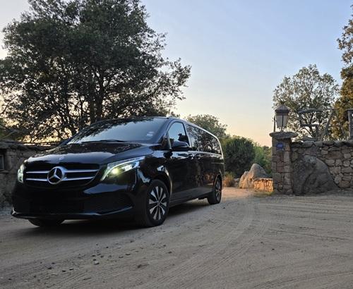 Furgone Mercedes presso la Riserva della Saparella a Coti Chiavari per un trasferimento privato VTC a Porticcio