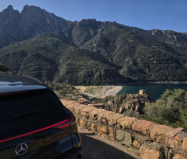 Mercedes berlina, veicolo privato VTC e vista sulla marina di Porto (Ota) per un trasferimento ad Ajaccio