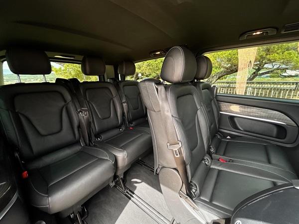 all'interno di un furgone Mercedes classe V. VTC a Porto-Vecchio