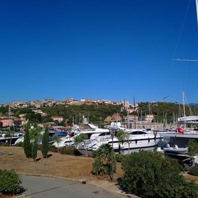 Vista del porto turistico e della città alta di Porto-Vecchio durante un soggiorno con autista privato VTC nell'estremo sud della Corsica