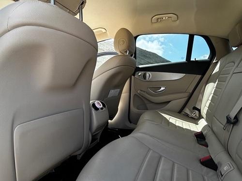 dentro de un vehículo privado Mercedes VTC, aparcado en Propriano