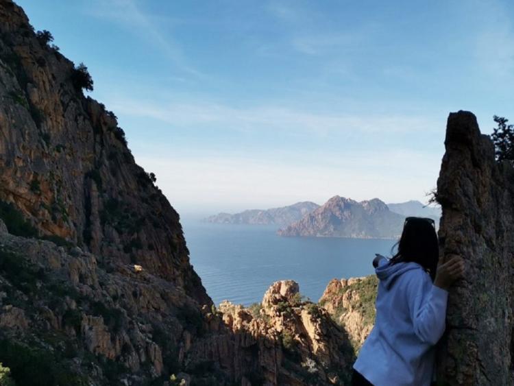 Vista della baia di Porto (Ota) dalle Calanques de Piana durante un'escursione privata VTC da Ajaccio