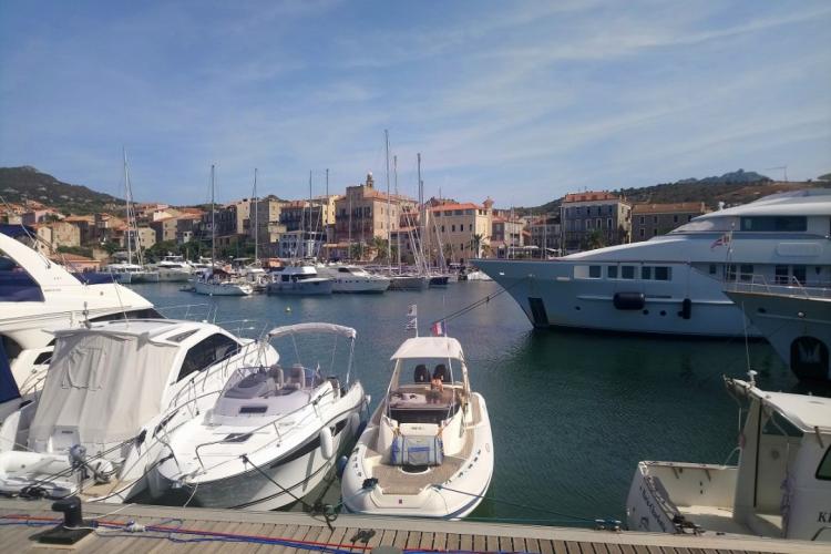 Privater Transfer mit VTC vom Flughafen Ajaccio nach Propriano - Blick auf den Hafen und die Stadt Propriano in Korsika