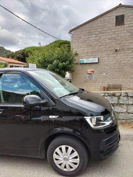 Furgone VTC privato parcheggiato a Conca (GR20 Corsica del Sud) per il trasferimento al villaggio di Calenzana.