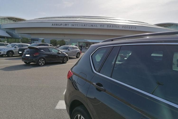 Vehículo VTC privado estacionado en el aeropuerto de Bastia Poretta tras un traslado desde Conca (GR20 Córcega del Sur)