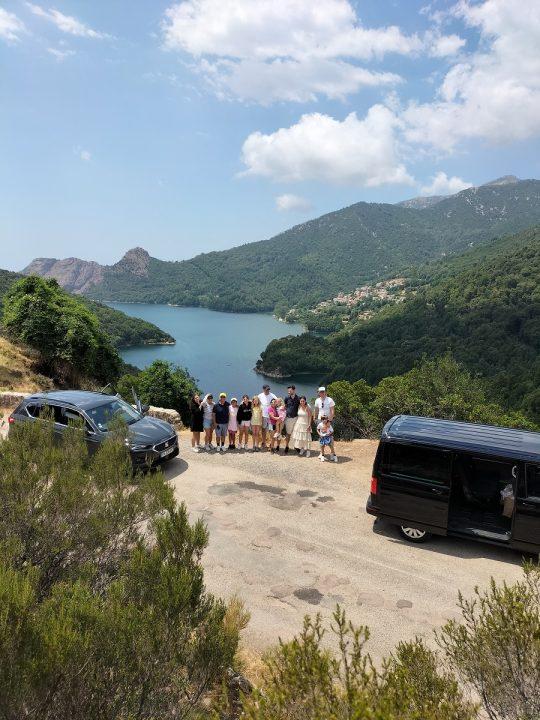 Véhicules VTC van et berline avec des clients dans le Prunelli, regardant le lac de Tolla lors d'une excursion privée depuis Ajaccio