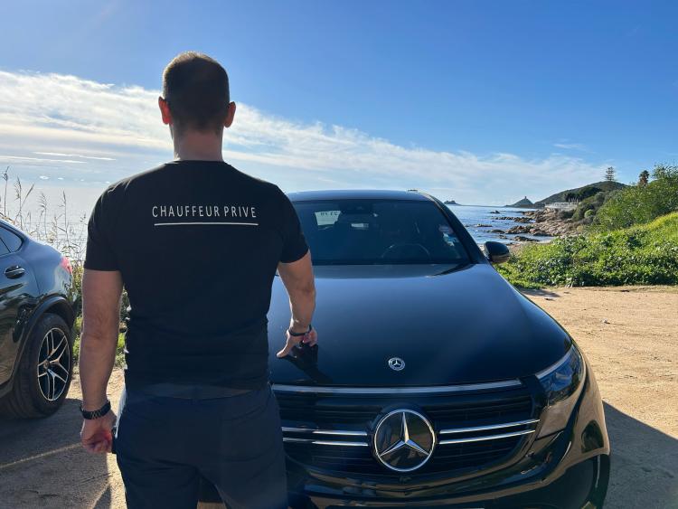 véhicule Mercedes EQC, full électrique et chauffeur privé VTC sur la route des sanguinaires à Ajaccio