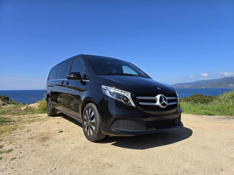 véhicule van VTC privé sur la route de Porto à Calvi