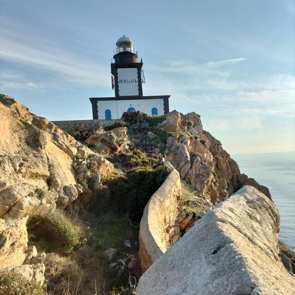 Vue sur le sémaphore de la pointe de la Revellata lors d'un transport VTC à Calvi