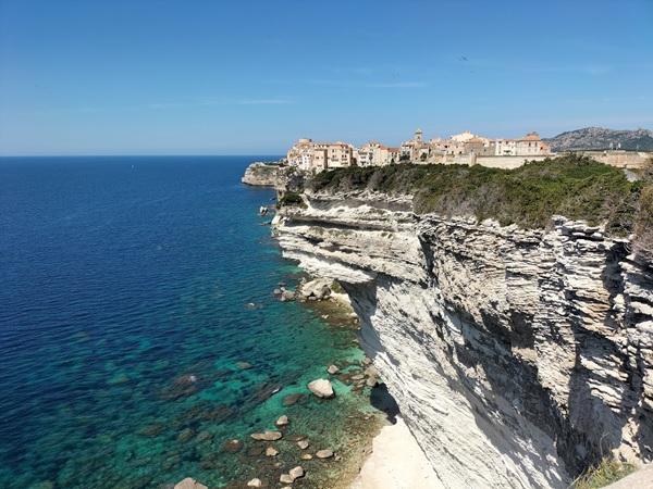 Vue sur la ville de Bonifacio lors d'un transfert privé VTC depuis Figari