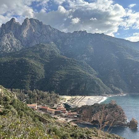 Vue sur la ville de Porto (Ota)  et le golfe de Porto lors d'un séjour avec chauffeur privé VTC en Corse