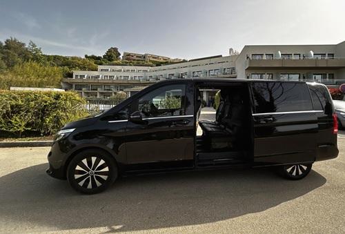 Van Mercedes au Suite Home Porticcio pour un transfert privé VTC vers l'aéroport d'Ajaccio