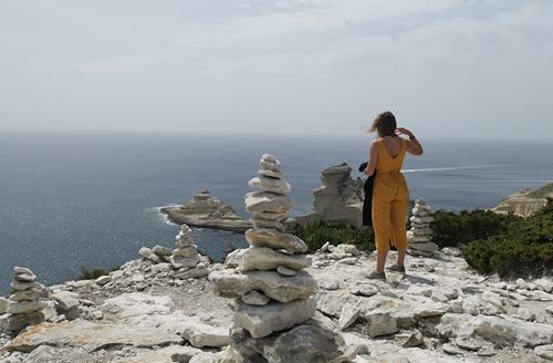 Vue sur la plage St Antoine à Bonifacio lors d'une excursion privée VTC depuis Porto Vecchio
