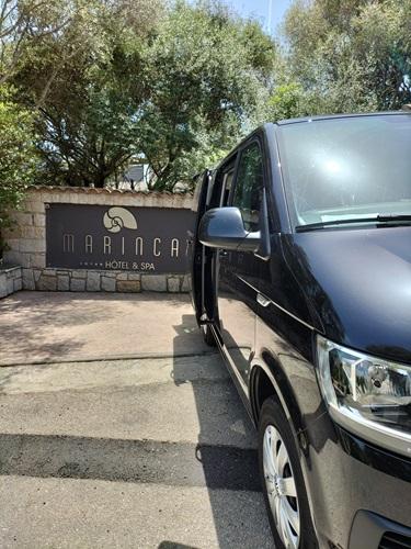 Van Mercedes Classe V avec chauffeur privé VTC devant l'hôtel Marinca & Spa à Propriano