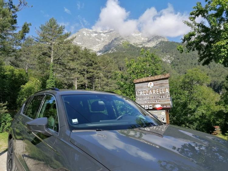 Véhicule privé VTC stationné à Vizzavona devant le refuge de l'Alzarella (GR20) pour un transfert depuis l'aéroport d'Ajaccio